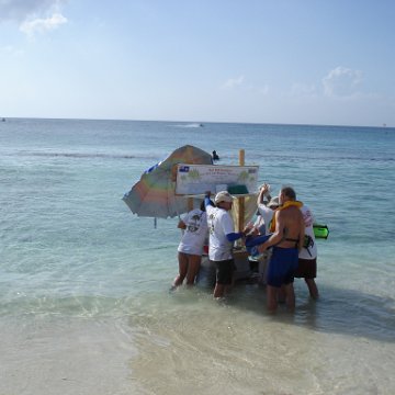 Larry_Grand_Cayman_070301 281