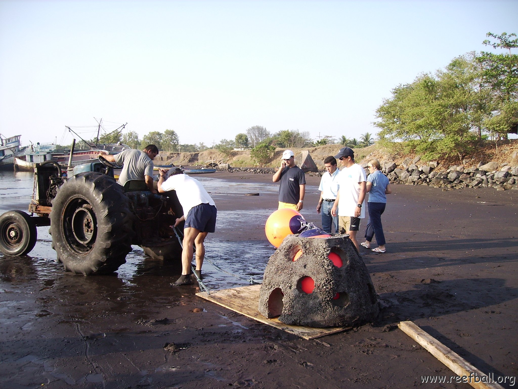 Reef Ball Guatemala Pana Divers 26 Feb. 06 020