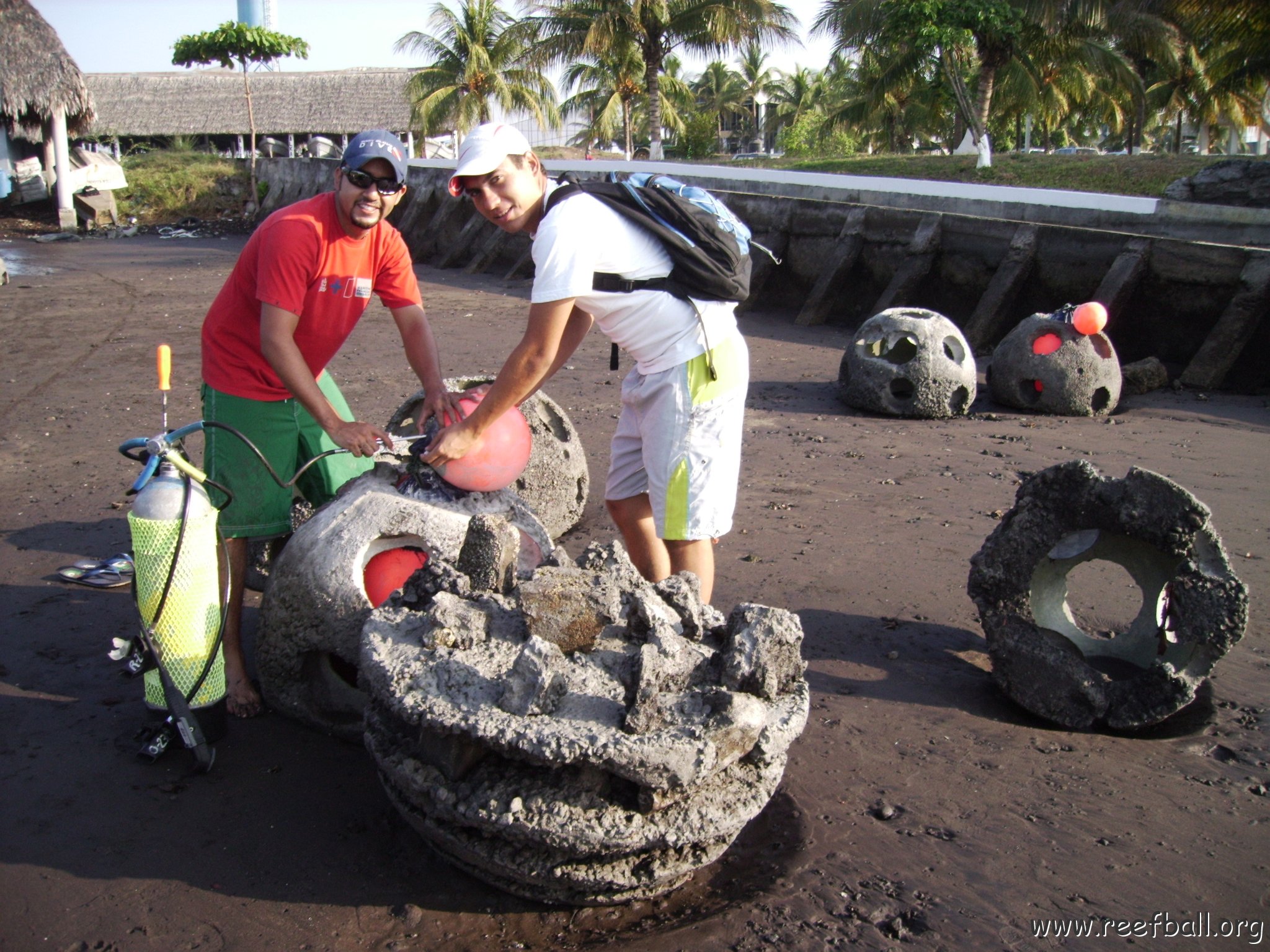 Reef Ball Guatemala Pana Divers 26 Feb. 06 027