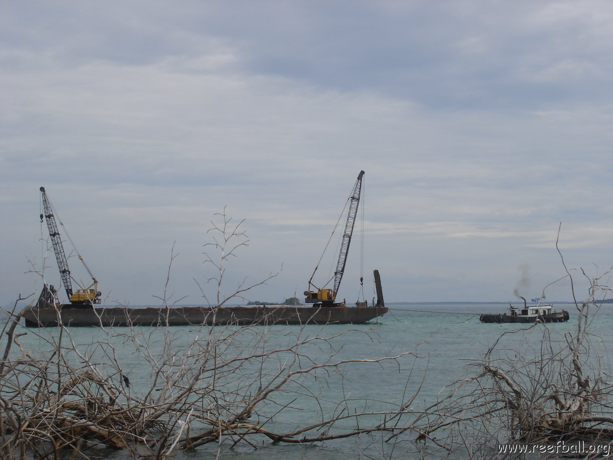 work barge arrives (1)