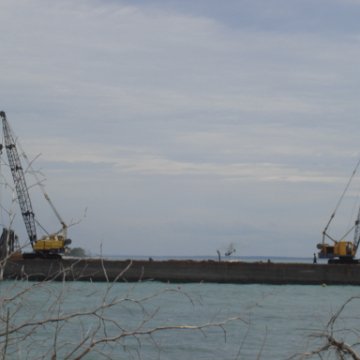 work barge arrives (2)