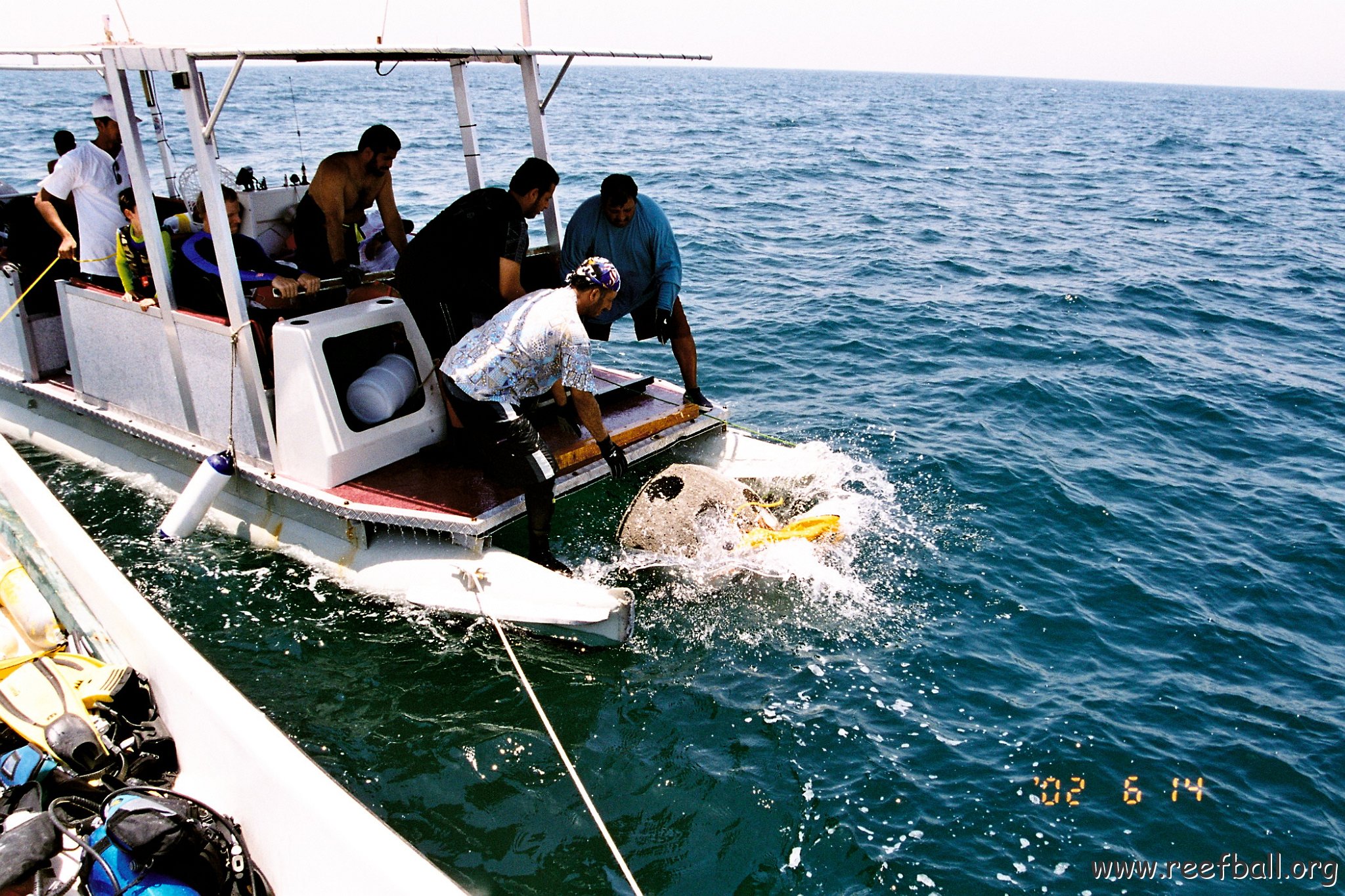 Katar da insan gücü ile denize indirilen reef-ball ler