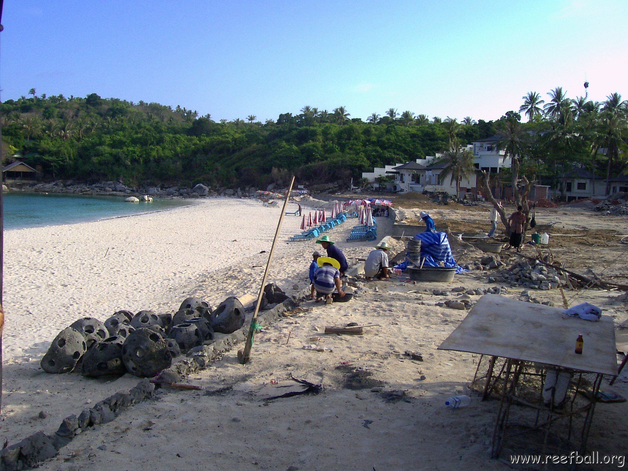 balls_on_beach1