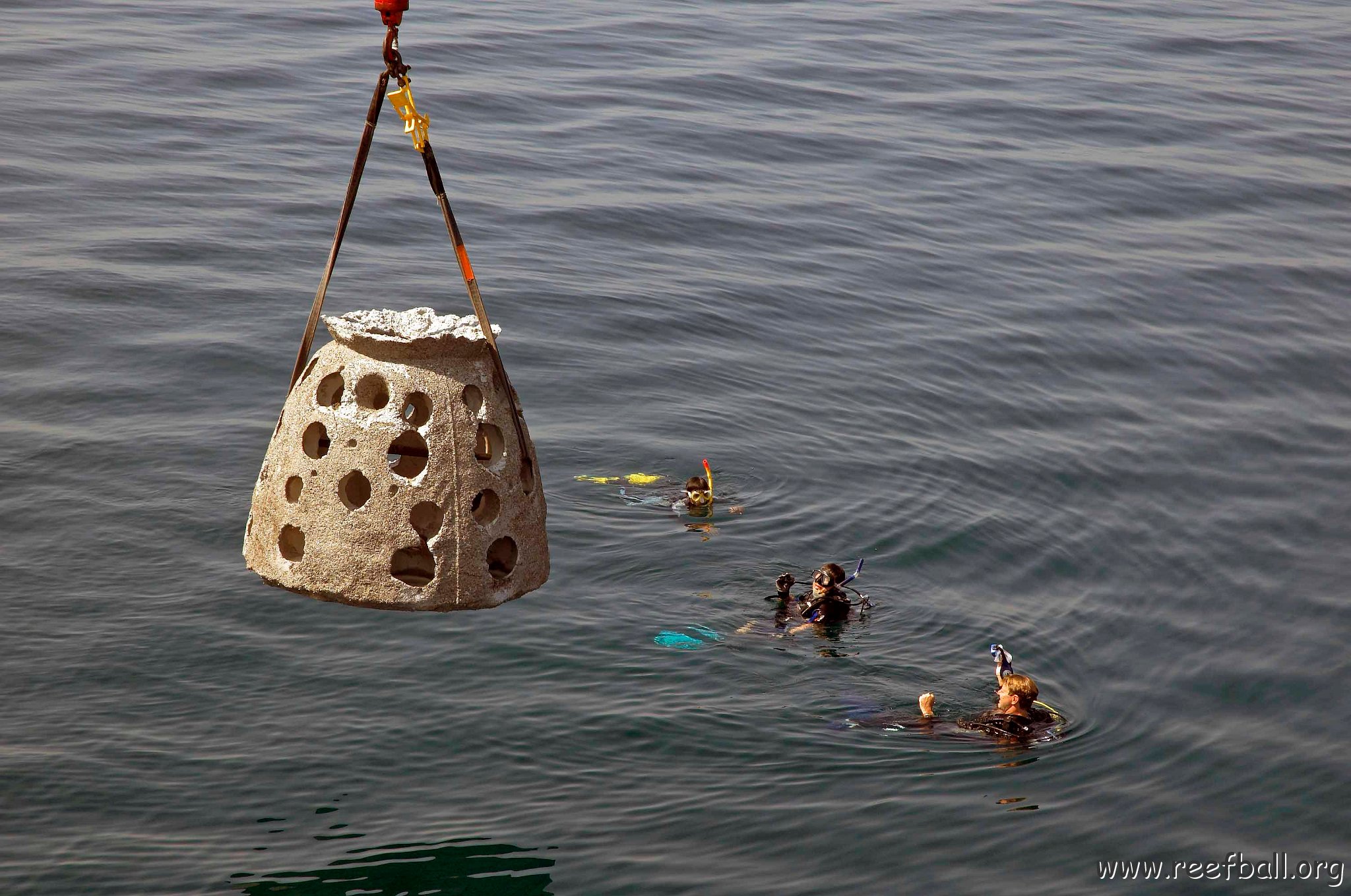 Divers giving signs for the Crane Drviver for positioning the Reefballs